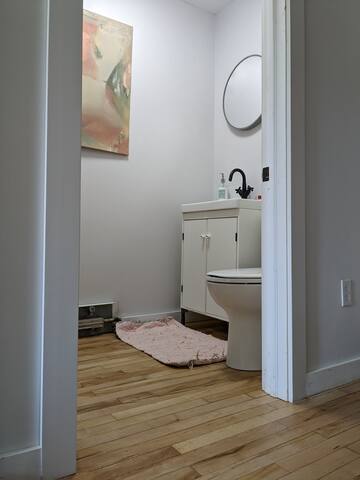 Midtown Modern w/ King Bed gallery image 5