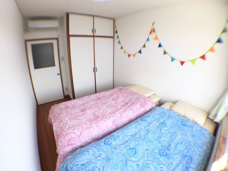 2 single beds