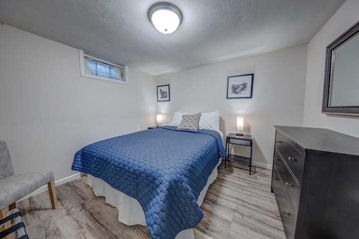 מרתף חדש כולל חדר שינה רביעי עם מיטת קווין סייז.