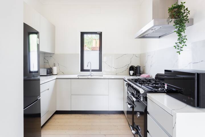 2BR Elwood Apartment | Walk to the Beach