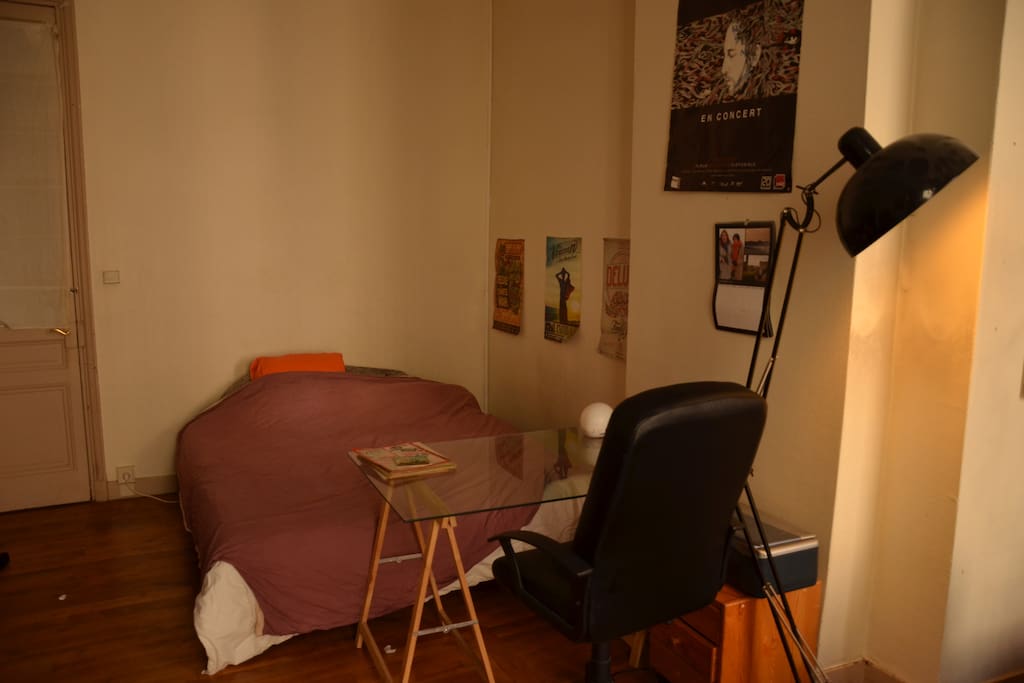 Vue bureau lit (bureau facilement déplaçable pour meilleur utilisation
