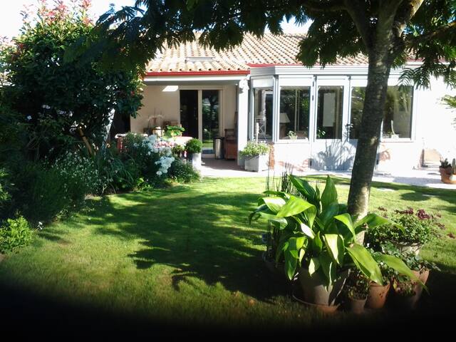 villa jardin piscine, stade et tram bordeaux gallery image 2