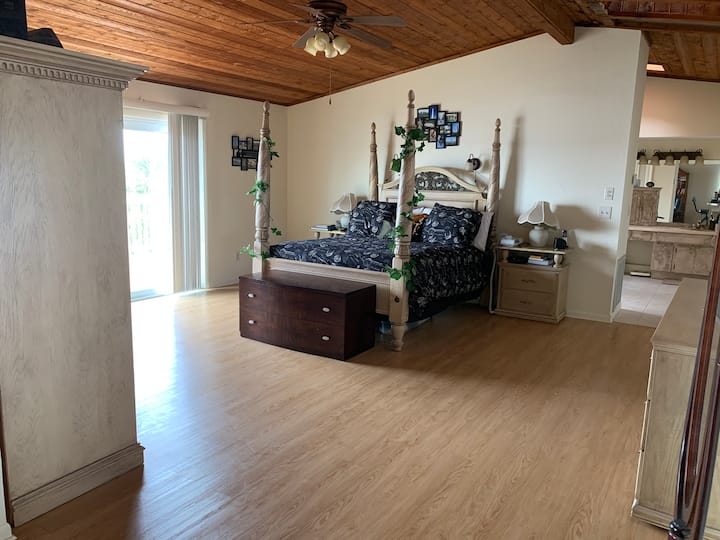 chumba cha kulala w. tv & DVD player/cable/wifi, dari vaulted & mashabiki dari