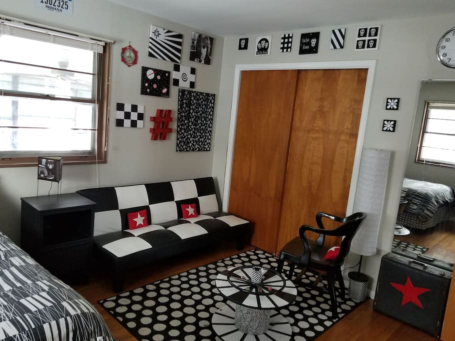 Indy 500 Room, seating area