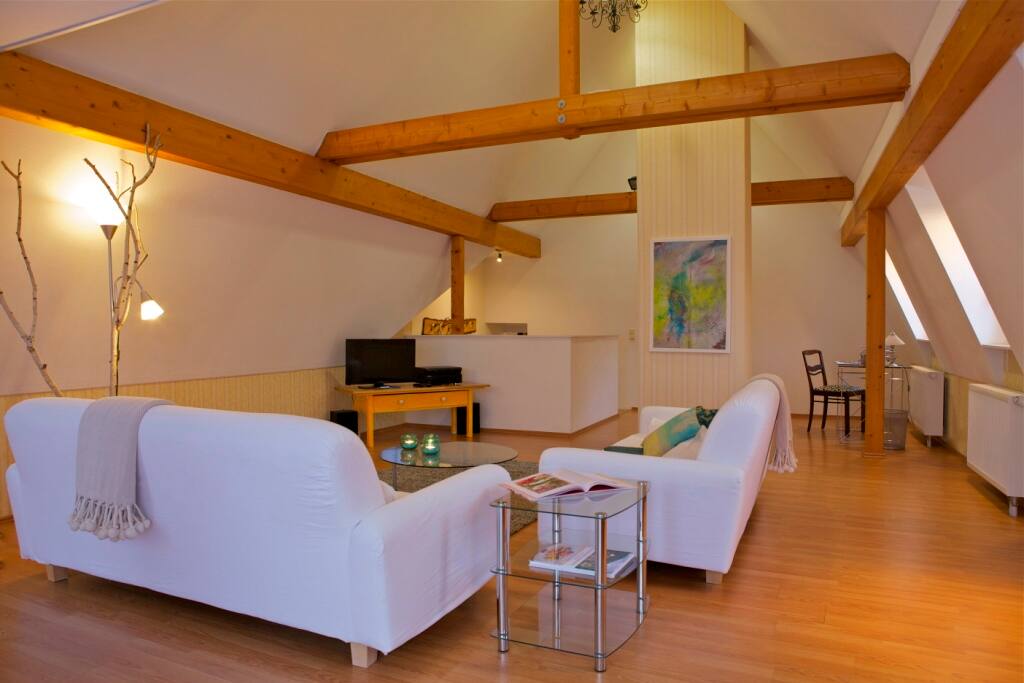 Großes Wonzimmer mit Schreibtisch und 3 Sofas