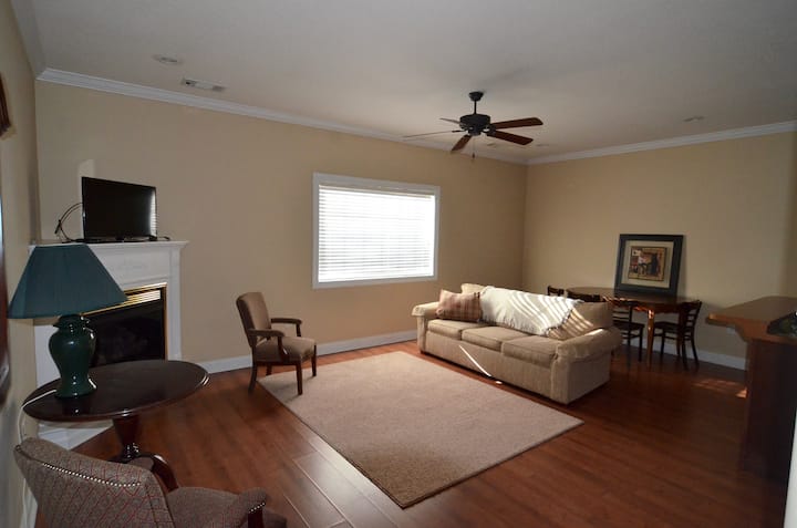 One Bedroom Apartment In Downtown Statesboro - Statesboro, GA