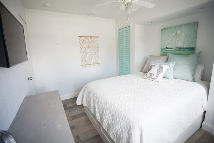 Двойна спалня с телевизор 