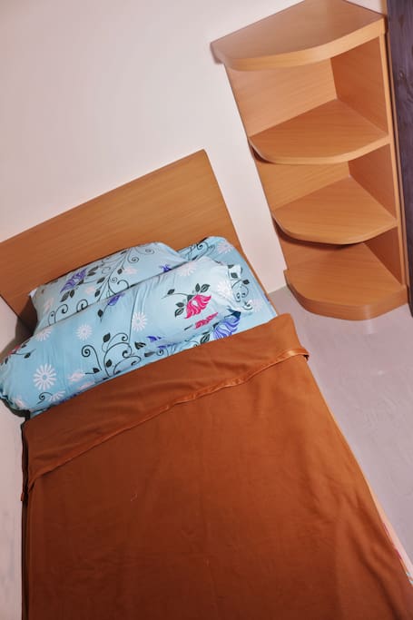Kamar Tidur Kecil untuk 1 Orang / Small Bedroom for 1 person