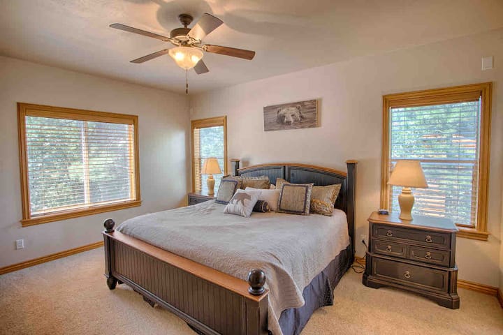 Dormitorio principal con cama tamaño king en el nivel principal. 