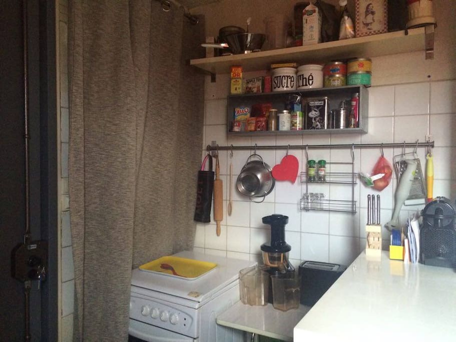 Petite kitchenette : grille-pain, cuisinière, Cafetière Nespresso