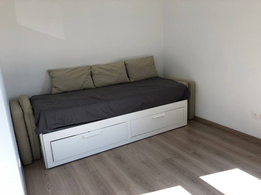 Chambre avec canapé lit déplorable