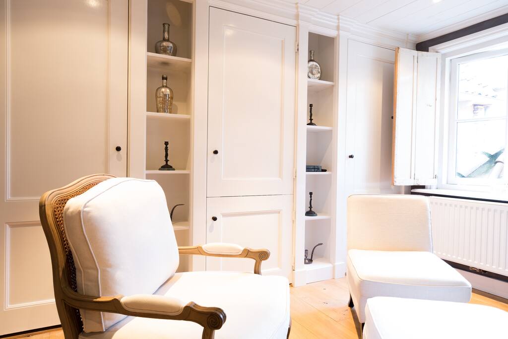 Kleine living met minibar (betaald) en koffie - thee faciliteit (inclusief)