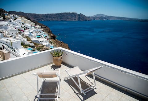 Cliffside House (2-bedroom) in Oia with Sea View