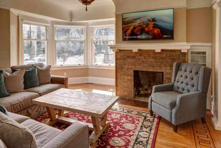 Luxury Home For Up to 10 Guests (8 Queen Beds) gallery image 3