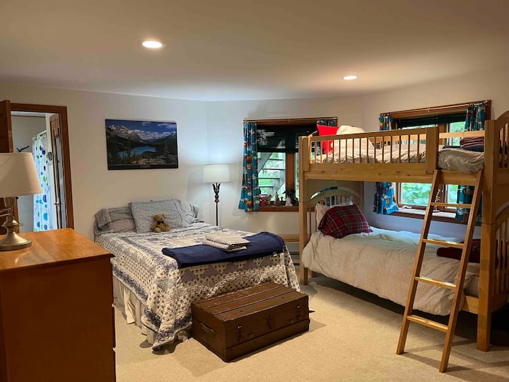 Slaapkamer kelder met tweepersoonsbed en stapelbed