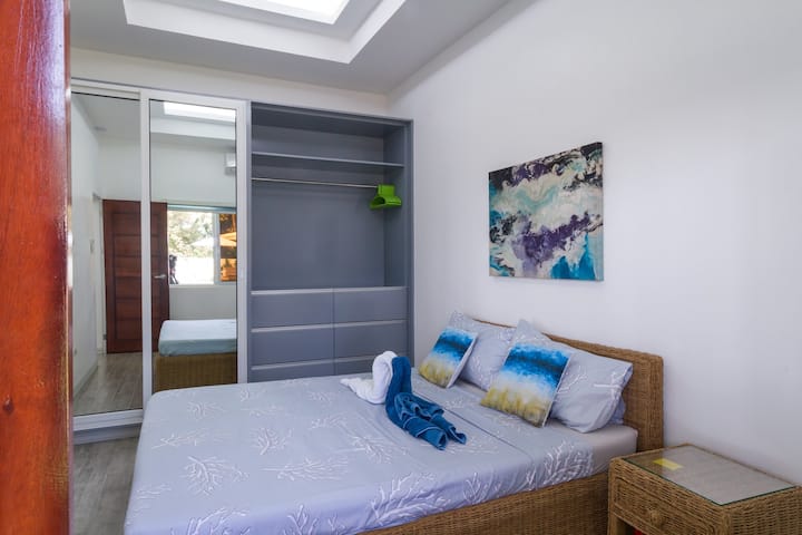 Krevat dopio "queen" me dollap të plotë dhe kasafortë në një dhomë të veçantë. Përfshin ajrin e kondicionuar.