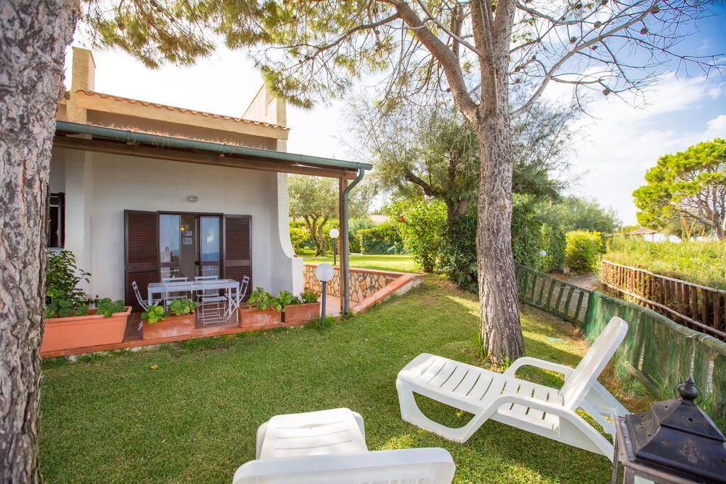 Casa hermosa e il giardino panoramico a picco sul mare