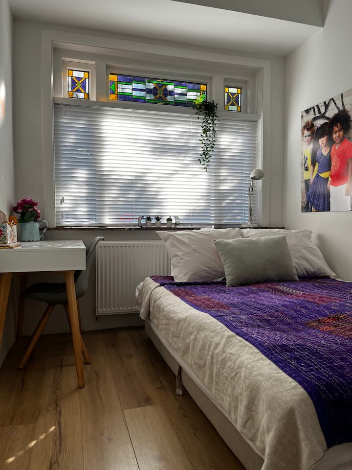 เตียงโซฟา 2 คนอยู่ชั้นล่างมีโต๊ะทำงาน 