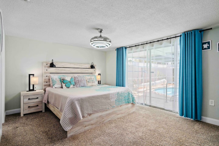 Hoofdslaapkamer met kingsize bed 