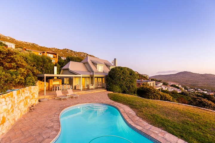 Luxurious Bungalow with Pool and Sea Views