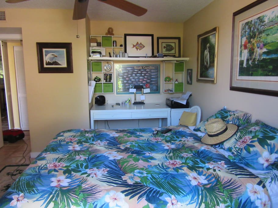 Queen bed and large work desk. Wifi.
