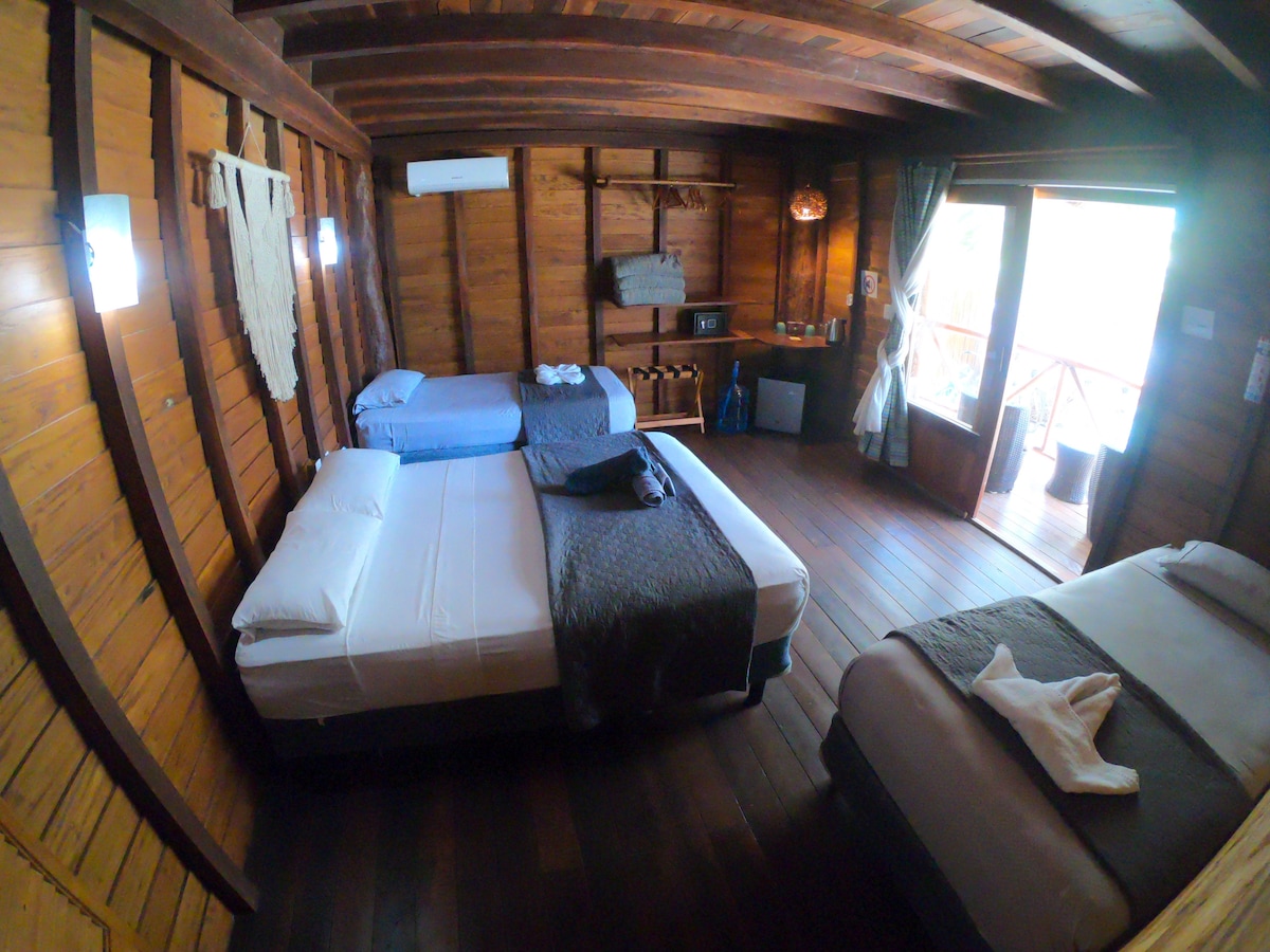 Soba s bračnim krevetom i dva kreveta za jednu osobu