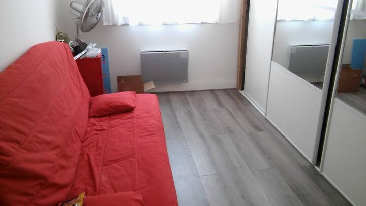 ಬೆಡ್‌ರೂಮ್ C2, ಬುಲ್ಟೆಕ್ಸ್ ಹಾಸಿಗೆಯೊಂದಿಗೆ ಸೋಫಾ ಬೆಡ್