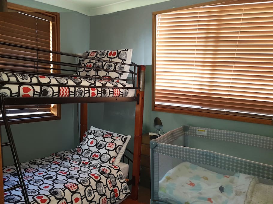 Sunny 2nd bedroom with a porta-cot, a day bed or a desk