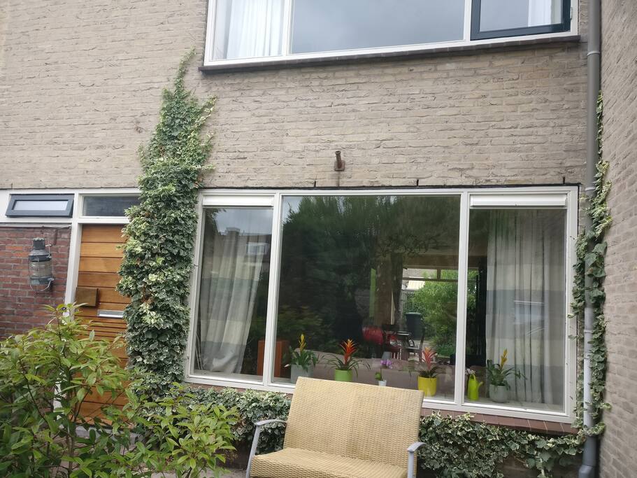 Zicht huiskamer vanuit voortuin