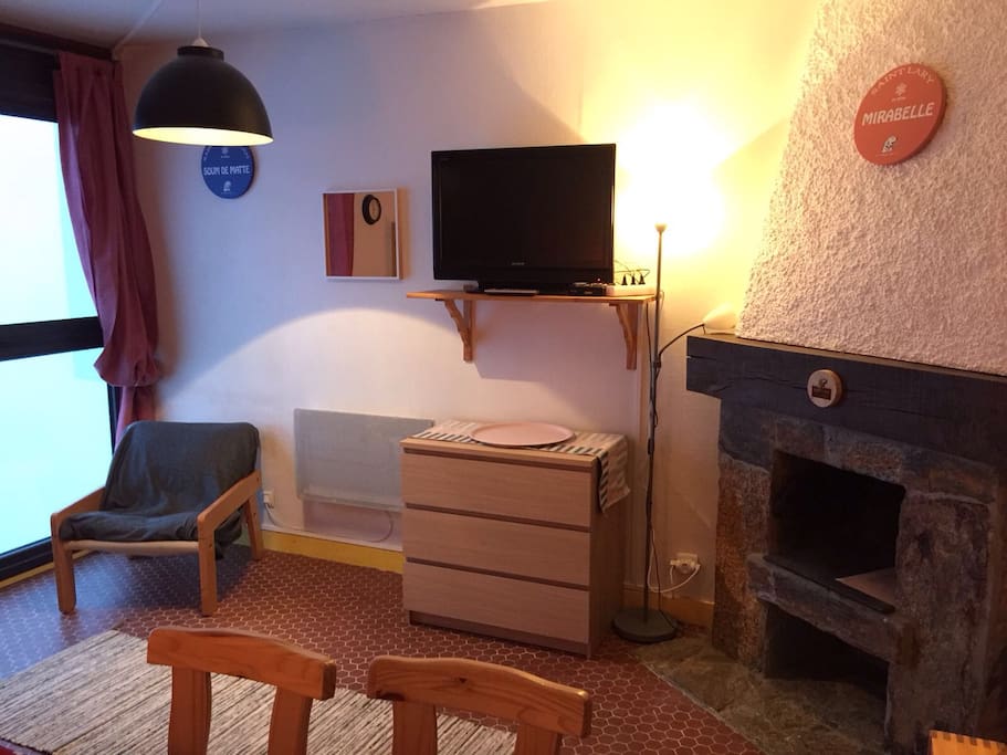 Vue du salon côté cheminée et télévision