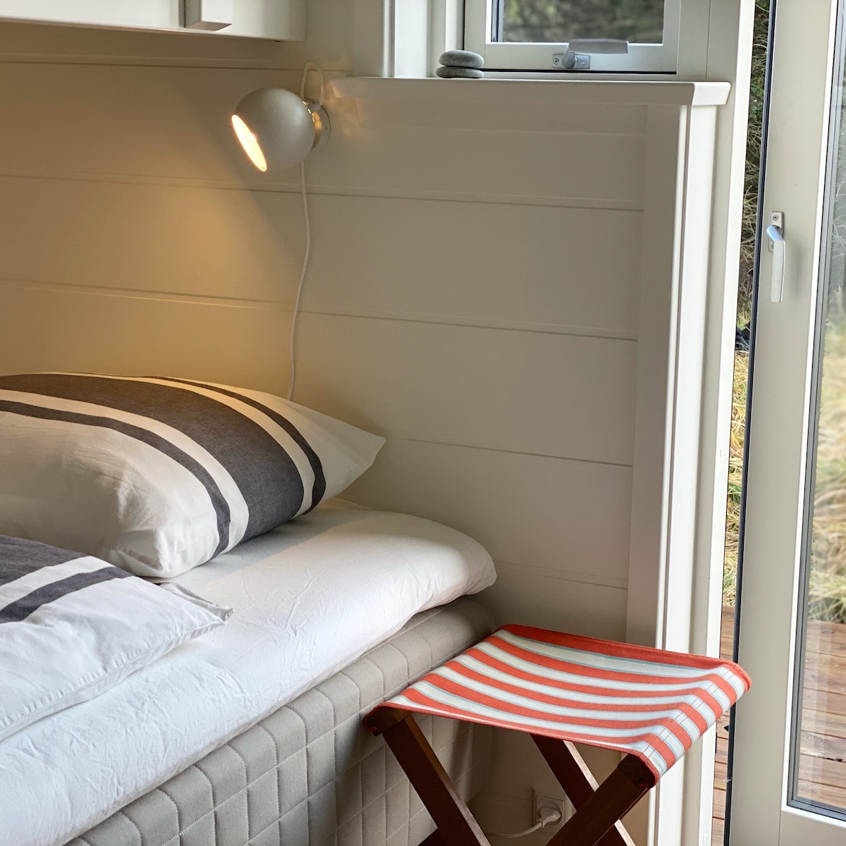 سرير فردي كبير جميل (120 سم) في الغرفة التي تتمتع بإمكانية الوصول المباشر إلى الشرفة إلى الشرق.

في هذه الغرفة، ستجد أيضًا مساحة عمل صغيرة (طاولة مثبتة على الحائط مع كرسي) في حالة احتجت إلى العمل بسهولة.