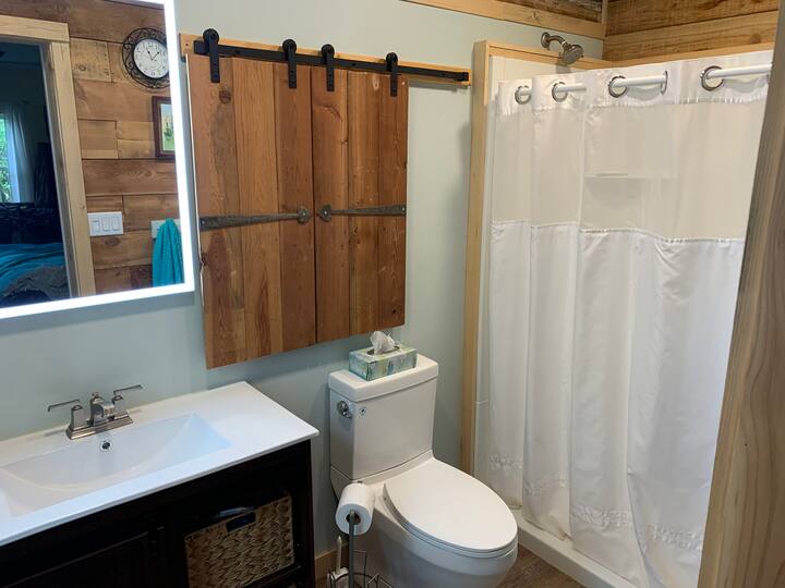 Emerald Mountains Farm-Master-Zimmer mit Kingsize-Bett - Airbnb