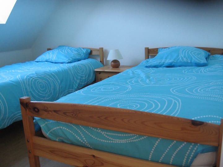 חדר 2 מיטות יחיד ברוחב 90 ס"מ שניתן להפגיש