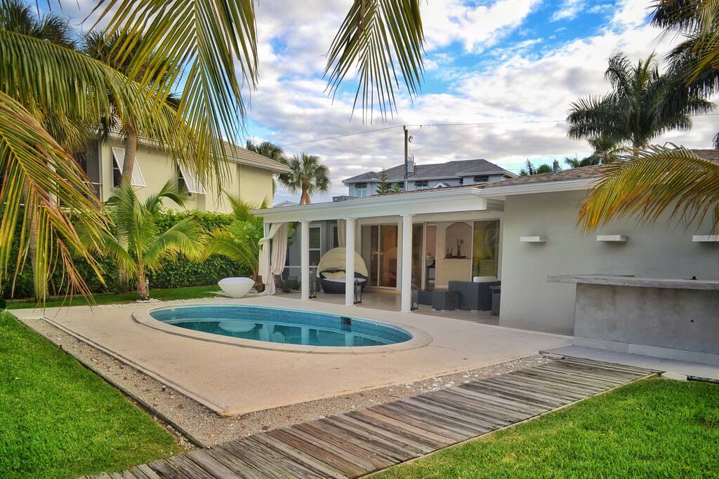 PRIVATE WATERFRONT POOL