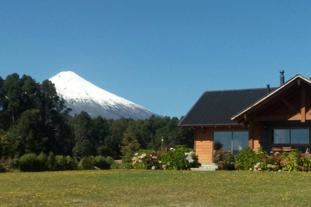 Cuyen cabin and Villarrica volcano-Cabaña Cuyen y el volcán Villarrica