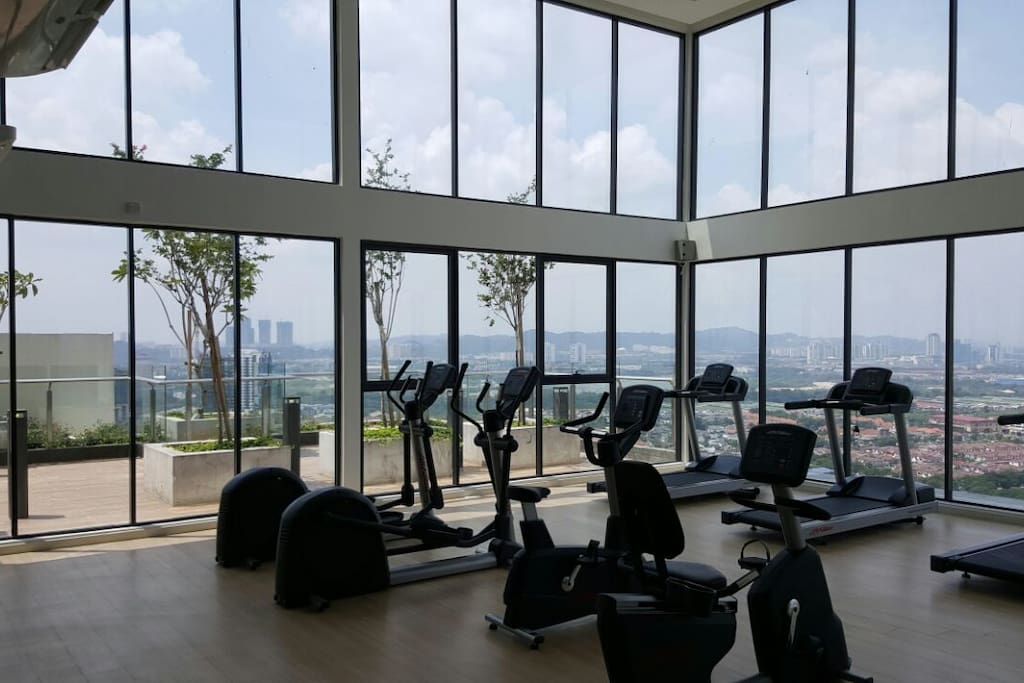 Sky view gym room with air conditioning