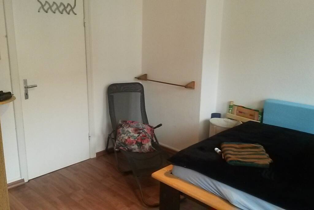 Liegestuhl und selbstgebaute Kleiderstange