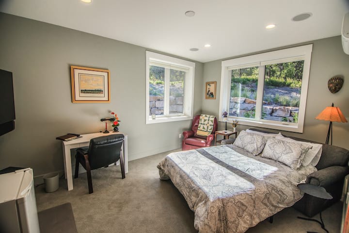 טלוויזיה/חדר ישיבה עם ספה נפתחת בגודל מלא