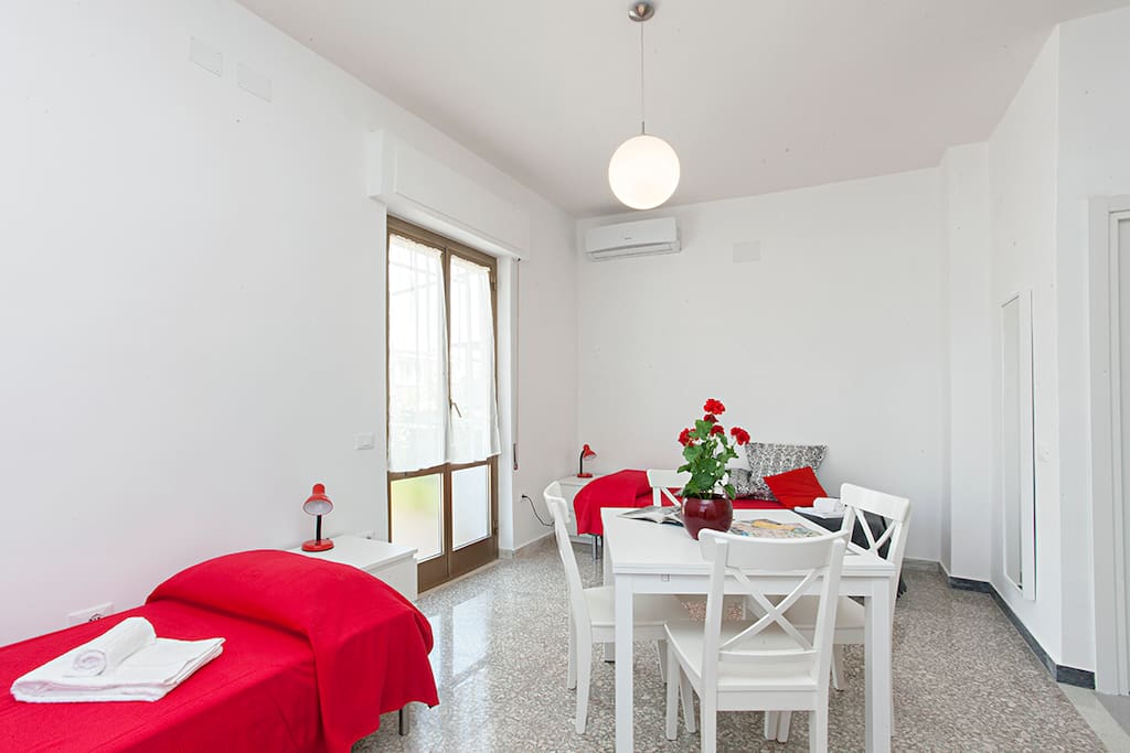 The livingroom with two beds - Il soggiorno con due letti