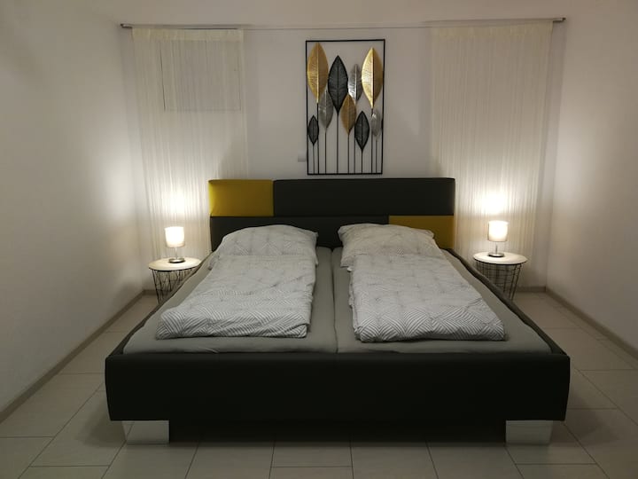 מיטה גדולה בגודל ‎ 1.80 x 2.00 מ' בחדר השינה 