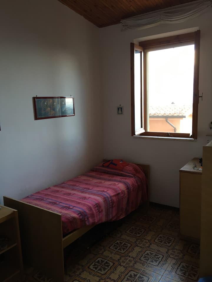 Dhomë gjumi me dy krevate tek