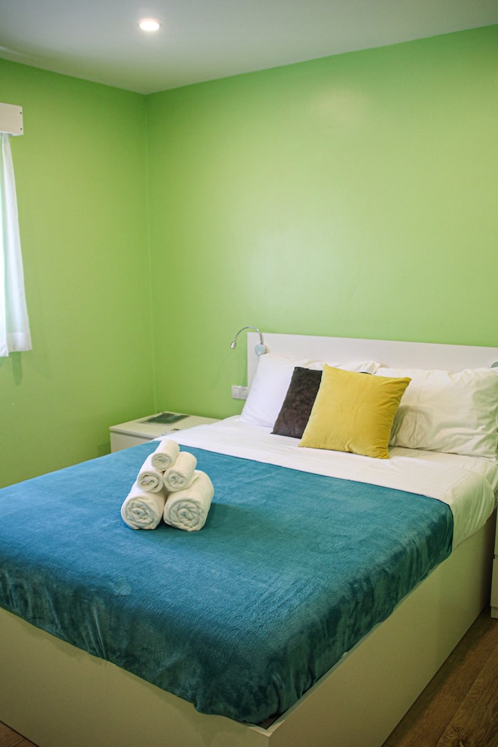 Queen bed with luxury sheets and towels