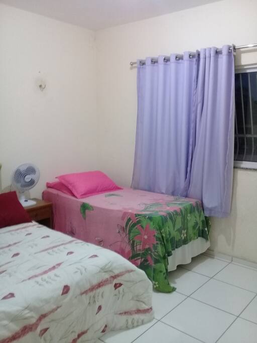 Quarto com uma cama de solteiro e outra de casal