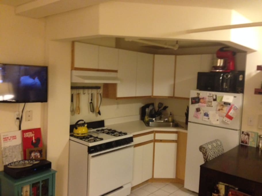 Fully stocked kitchen and cable tv with netflix