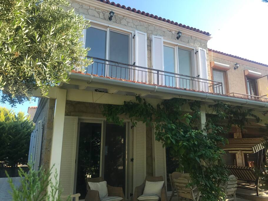 ALAÇATIDA MÜKEMMEL KONUMDA TAŞ EV heartof the town Çeşme şehrinde