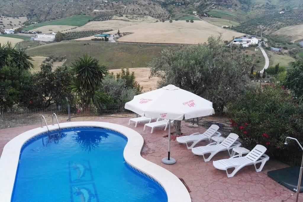 Vistas aéreas a piscina y zona de descanso
Sky view to swimming pool and outside rest area