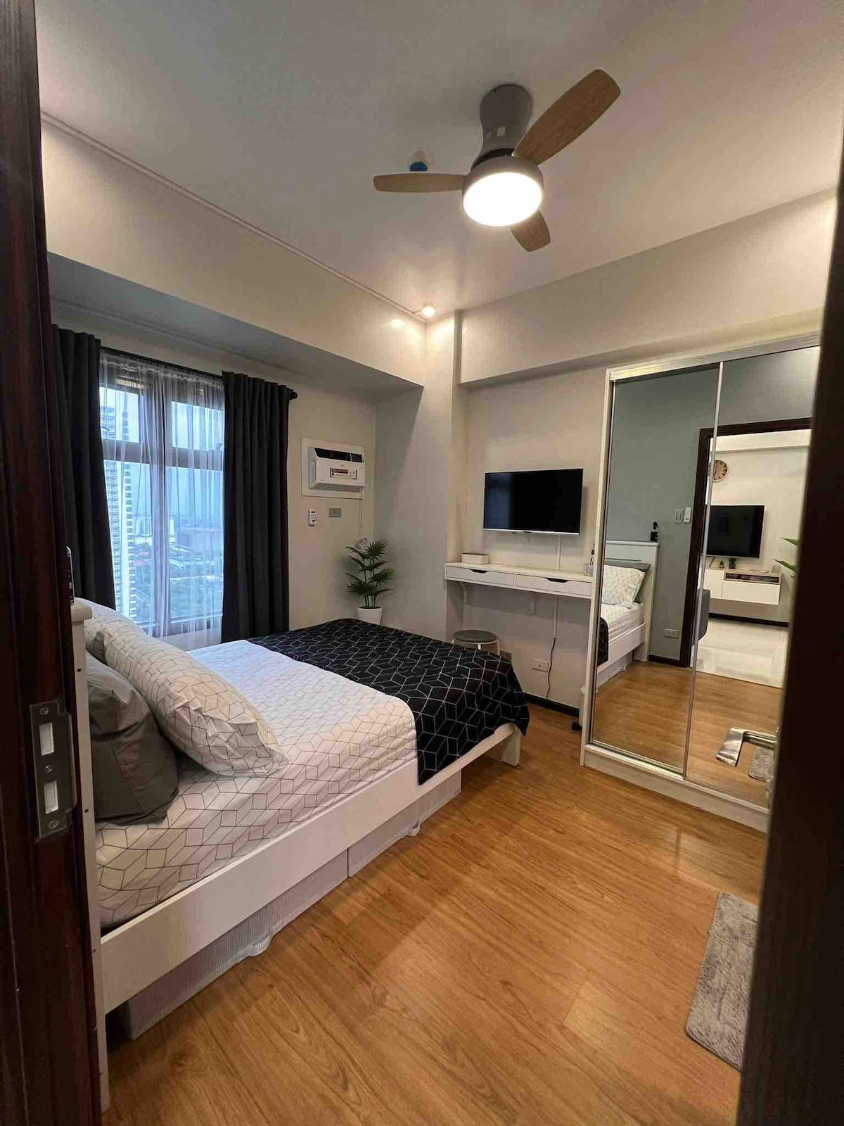 Čistá a pohodlná spálňa s klimatizáciou a inteligentnou televíziou+ Netflix