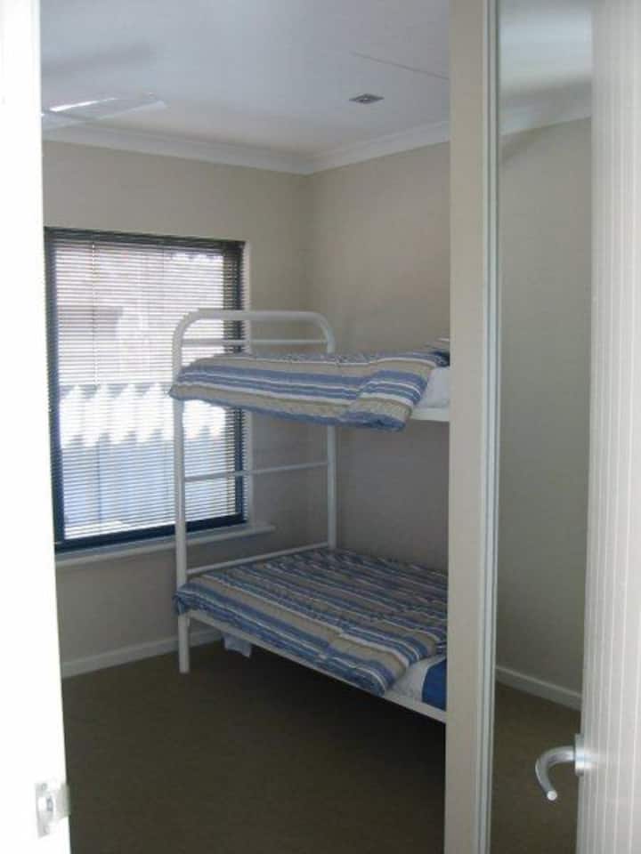 غرفة بسرير بطابقين 2