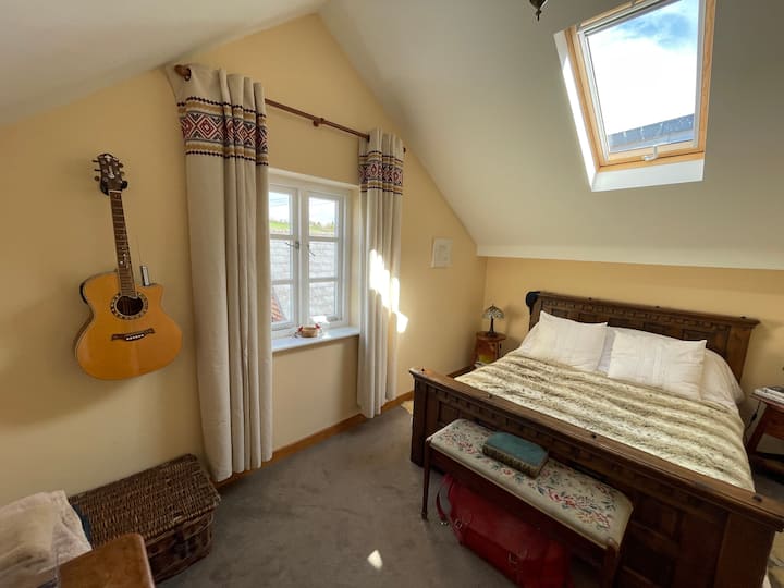 ห้องนอนใหญ่ 1 มองเห็นสวนและทุ่งหญ้าเลี้ยงสัตว์ 