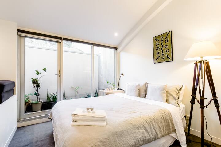 שני חדרי השינה נעימים ומזמינים. גם שקט - לא הייתם חושבים שאתם בלב מלבורן.